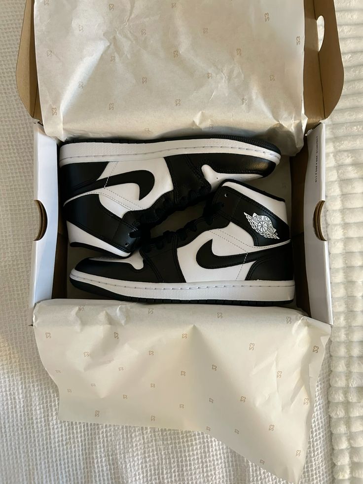 Nike Air Jordan 1 Mid Black White
